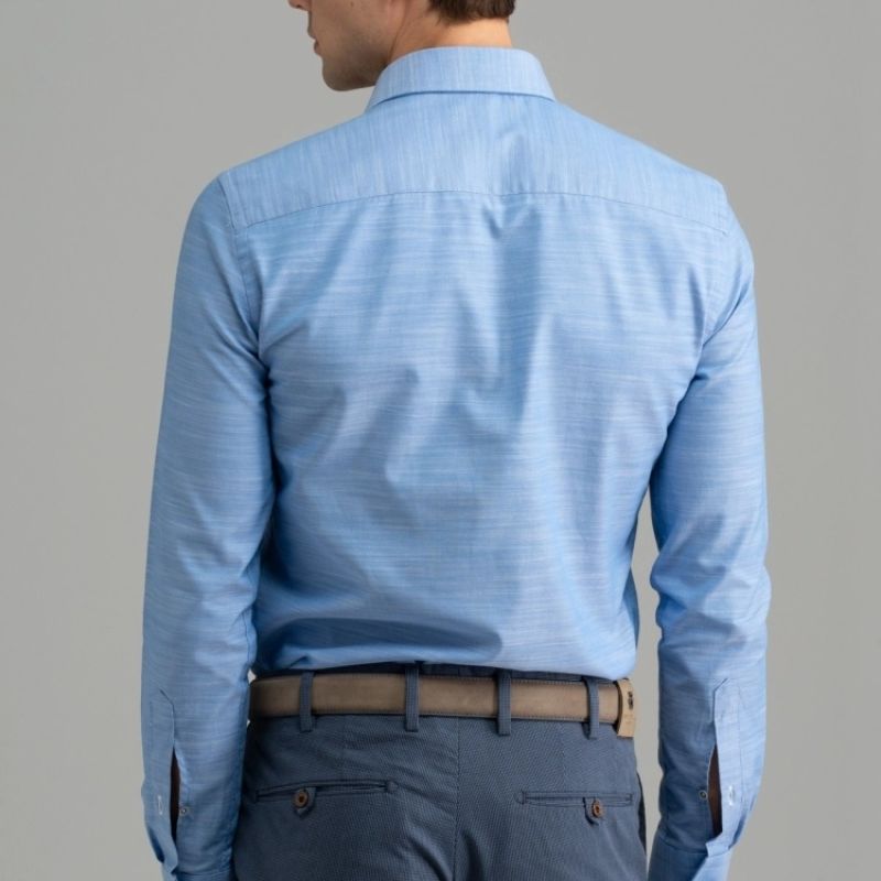 Dietro di camicia uomo casual indossata